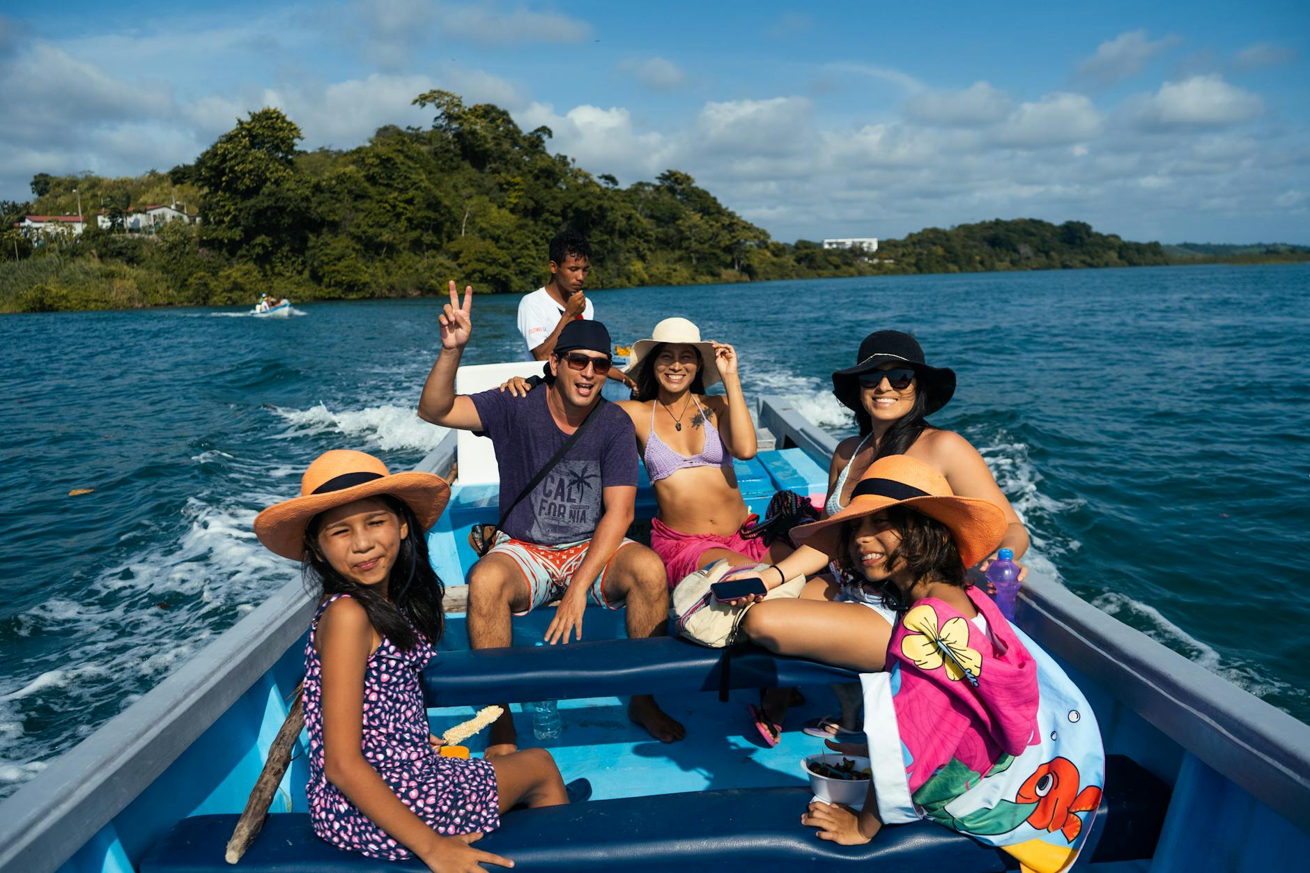 Grupa turystów na łodzi podczas rejsu po turkusowym morzu w słońcu