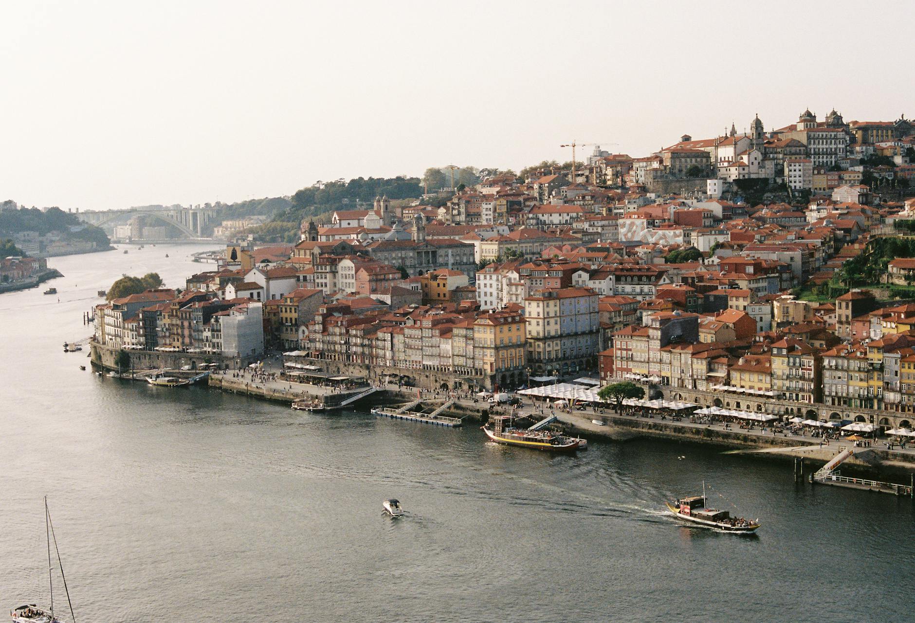 Panorama Porto z lotu ptaka z zabytkową zabudową nad rzeką Douro
