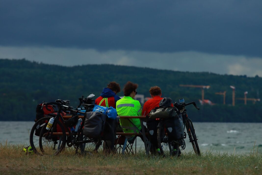 Grupa rowerzystów odpoczywa nad jeziorem w Jönköping w Szwecji Grupa rowerzystów odpoczywa nad jeziorem w Jönköping w Szwecji