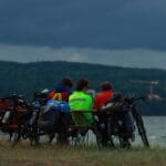 Grupa rowerzystów odpoczywa nad jeziorem w Jönköping w Szwecji